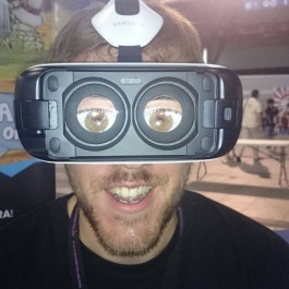 Alberto Miravete con Gafas de Realidad Virtual